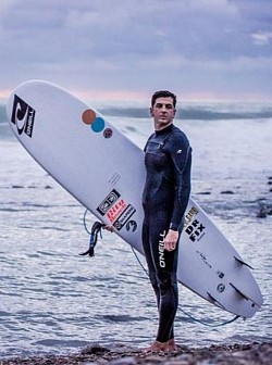 Marco che posa prima di entrare